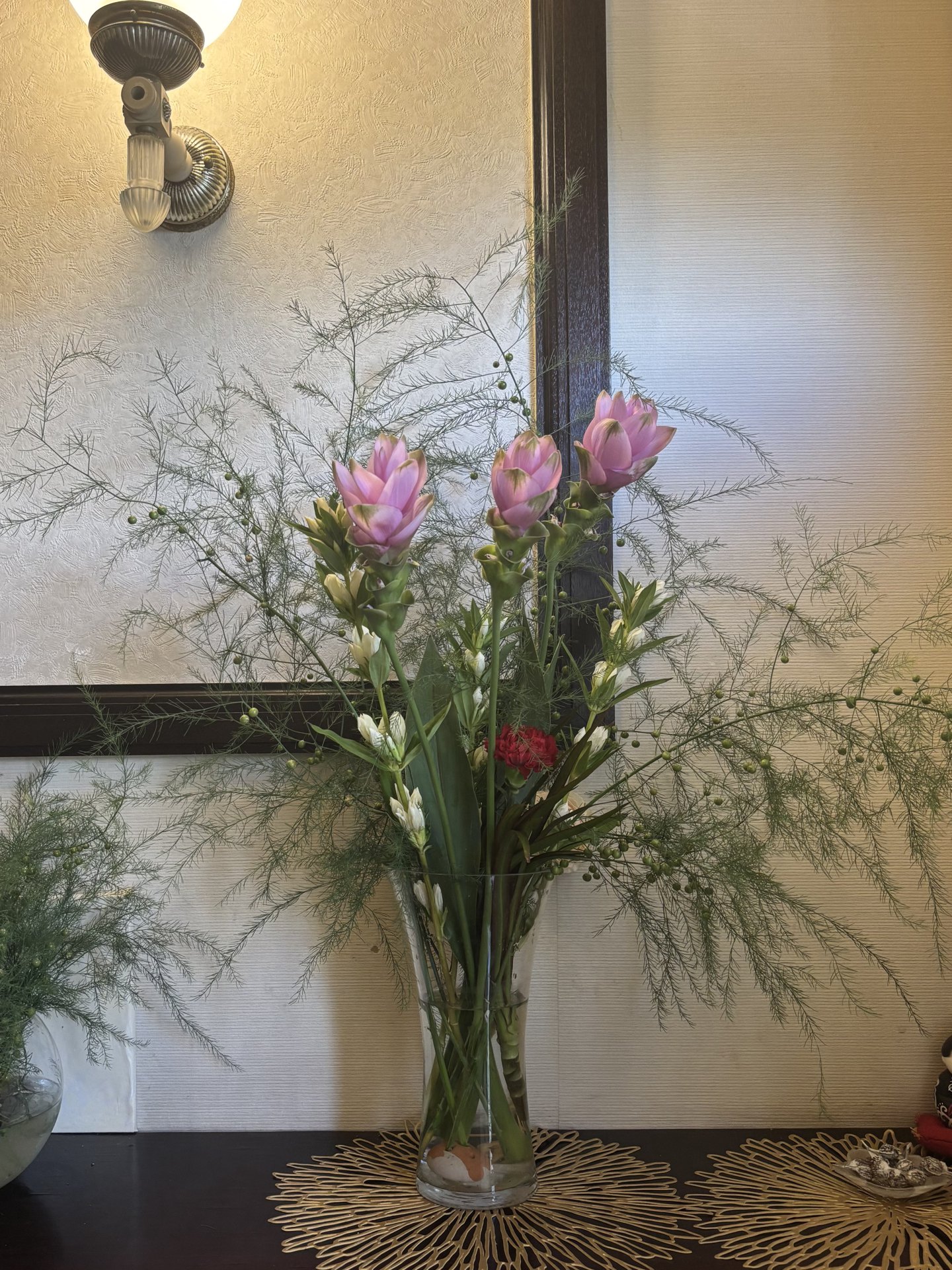 盛岡店に飾られた淡いピンクの花と、繊細な緑の枝葉